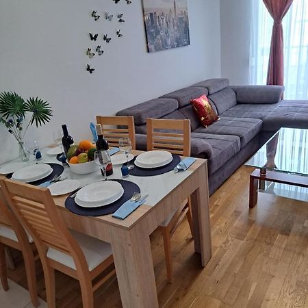 Mariposa, Apartment With Balcony, Private Parking In The Garage, Near The Biggest Shopping Center Mall Of Split Kültér fotó