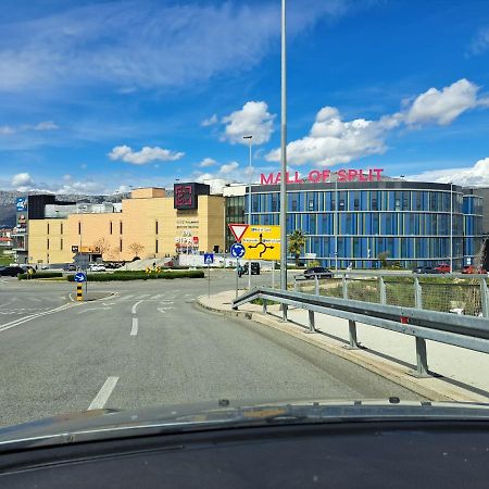 Mariposa, Apartment With Balcony, Private Parking In The Garage, Near The Biggest Shopping Center Mall Of Split Kültér fotó