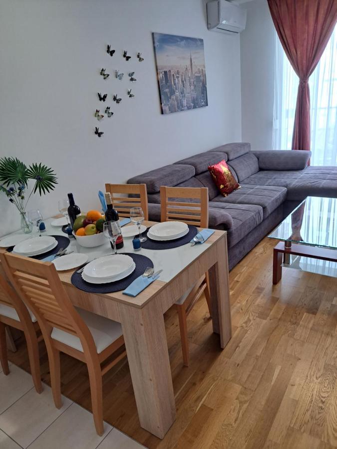 Mariposa, Apartment With Balcony, Private Parking In The Garage, Near The Biggest Shopping Center Mall Of Split Kültér fotó