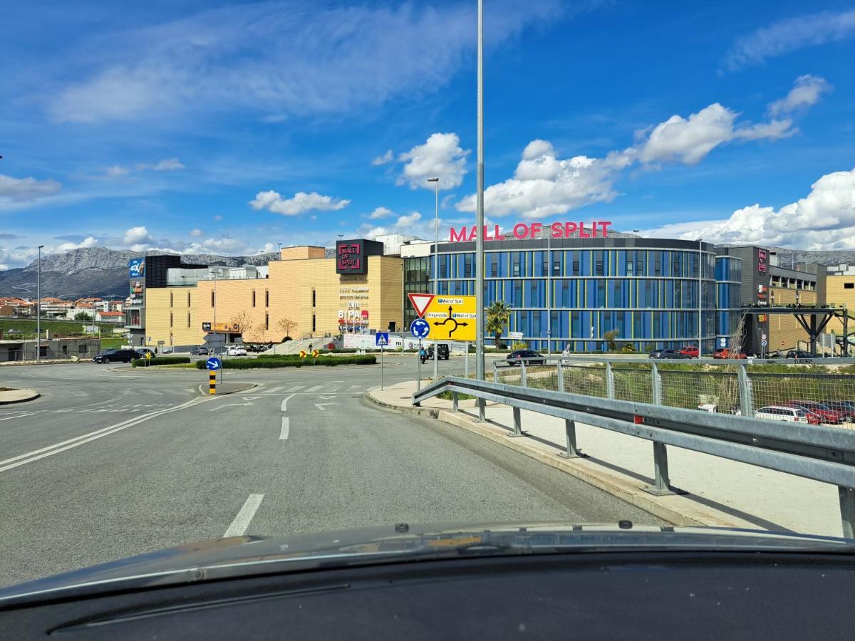 Mariposa, Apartment With Balcony, Private Parking In The Garage, Near The Biggest Shopping Center Mall Of Split Kültér fotó