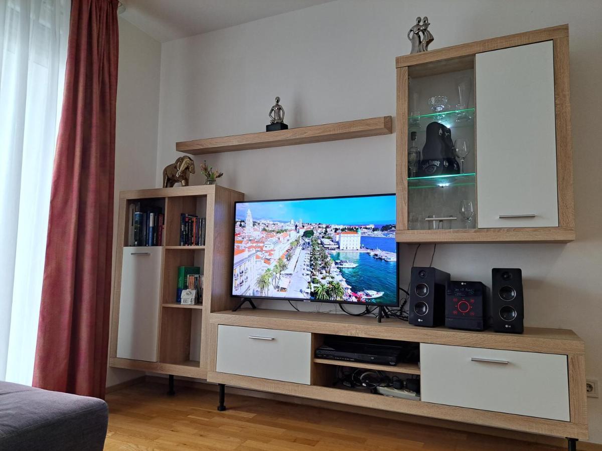 Mariposa, Apartment With Balcony, Private Parking In The Garage, Near The Biggest Shopping Center Mall Of Split Kültér fotó