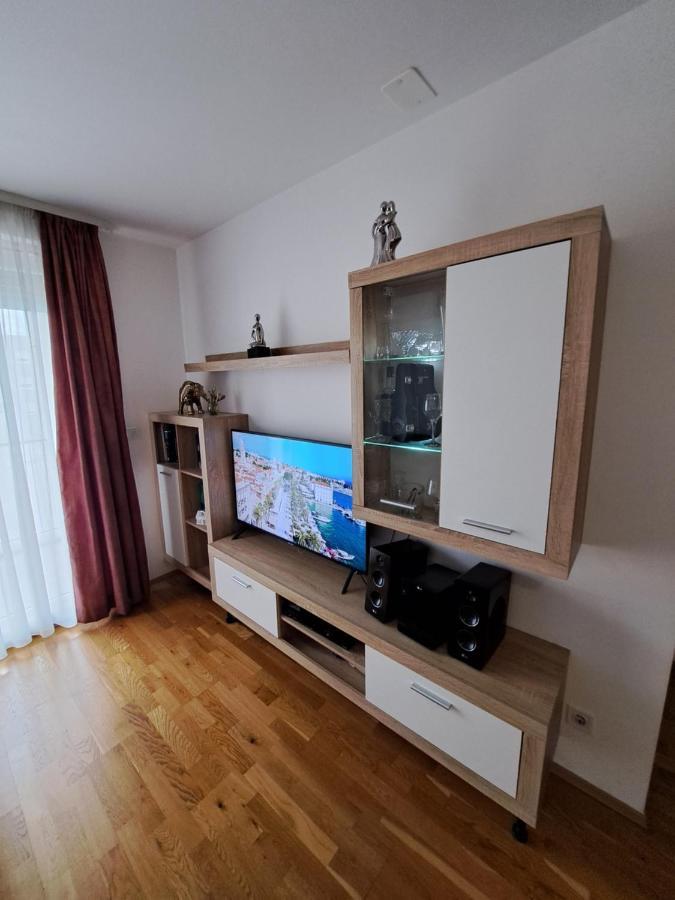Mariposa, Apartment With Balcony, Private Parking In The Garage, Near The Biggest Shopping Center Mall Of Split Kültér fotó