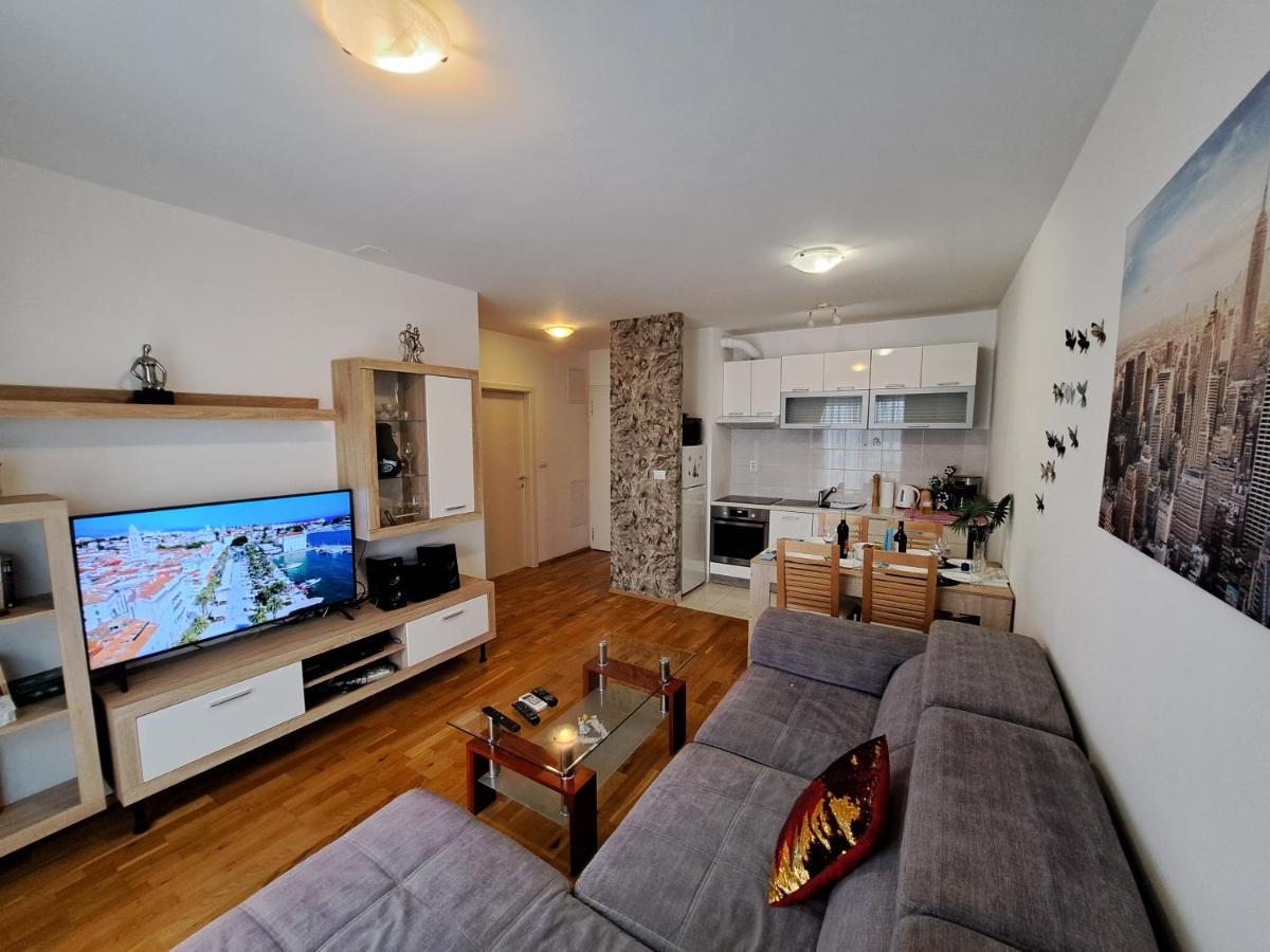 Mariposa, Apartment With Balcony, Private Parking In The Garage, Near The Biggest Shopping Center Mall Of Split Kültér fotó