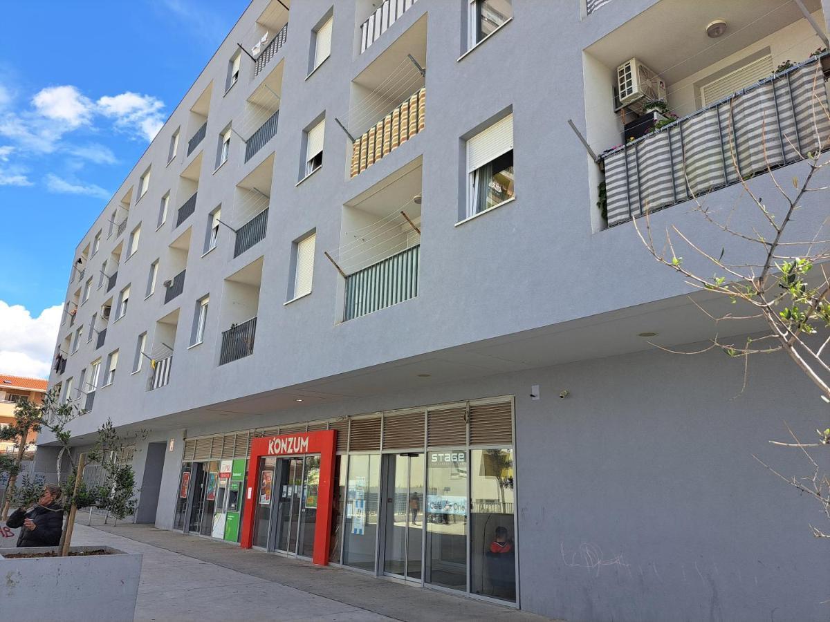 Mariposa, Apartment With Balcony, Private Parking In The Garage, Near The Biggest Shopping Center Mall Of Split Kültér fotó